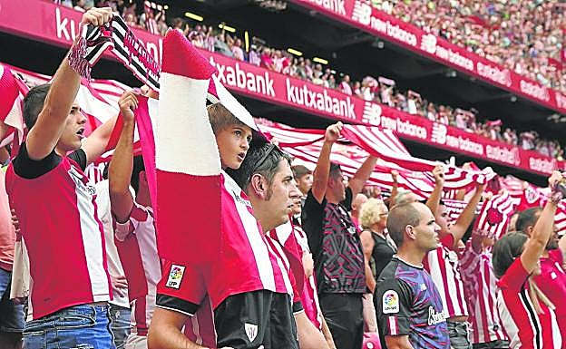 Imagen principal - 1. Hubo buen ambiente en San Mamés, donde volvieron a acudir más de 41.000 aficionados. 2. Iñigo Martínez, flanqueado por Dani García y Lekue, no jugó este domingo. Las campeonas del mundo rojiblancas sub'20 hicieron el saque de honor.