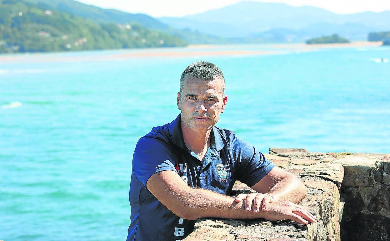 Iker zabala posa en la Atalaya de Mundaka con la ría de Urdaibai al fondo. 