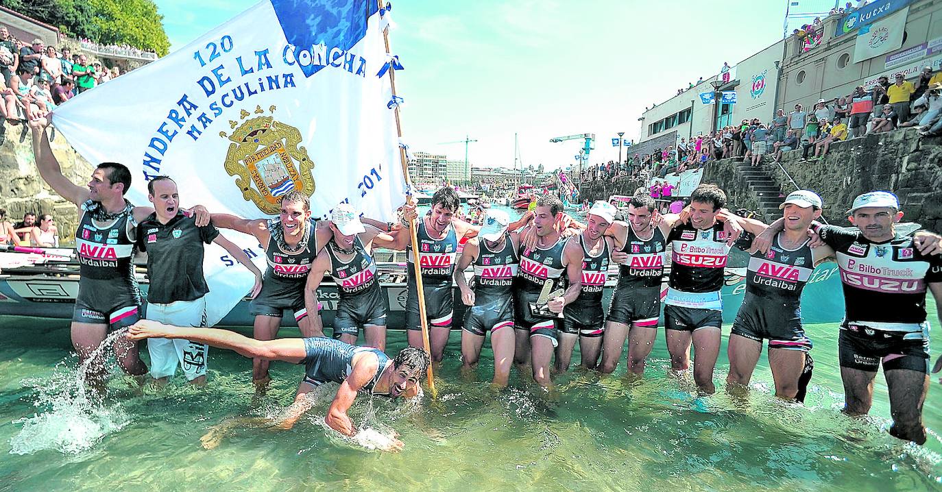 2016. Los remeros de la 'Bou Bizkaia' reinan en La Concha por quinta vez.
