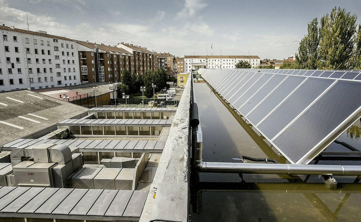 Placas solares instaladas en un edificio de Vitoria.