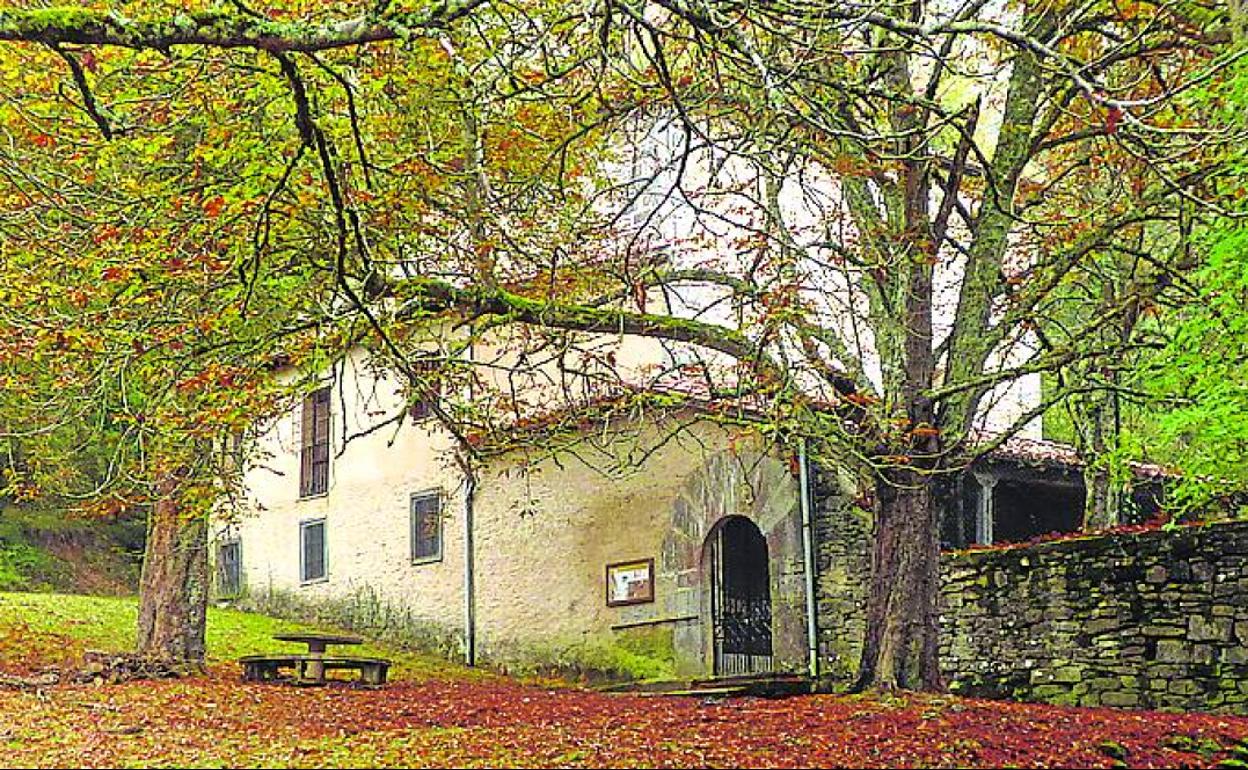 La ermita de Escolumbe, cerca de Catadiano, es una de las joyas de la ruta. 