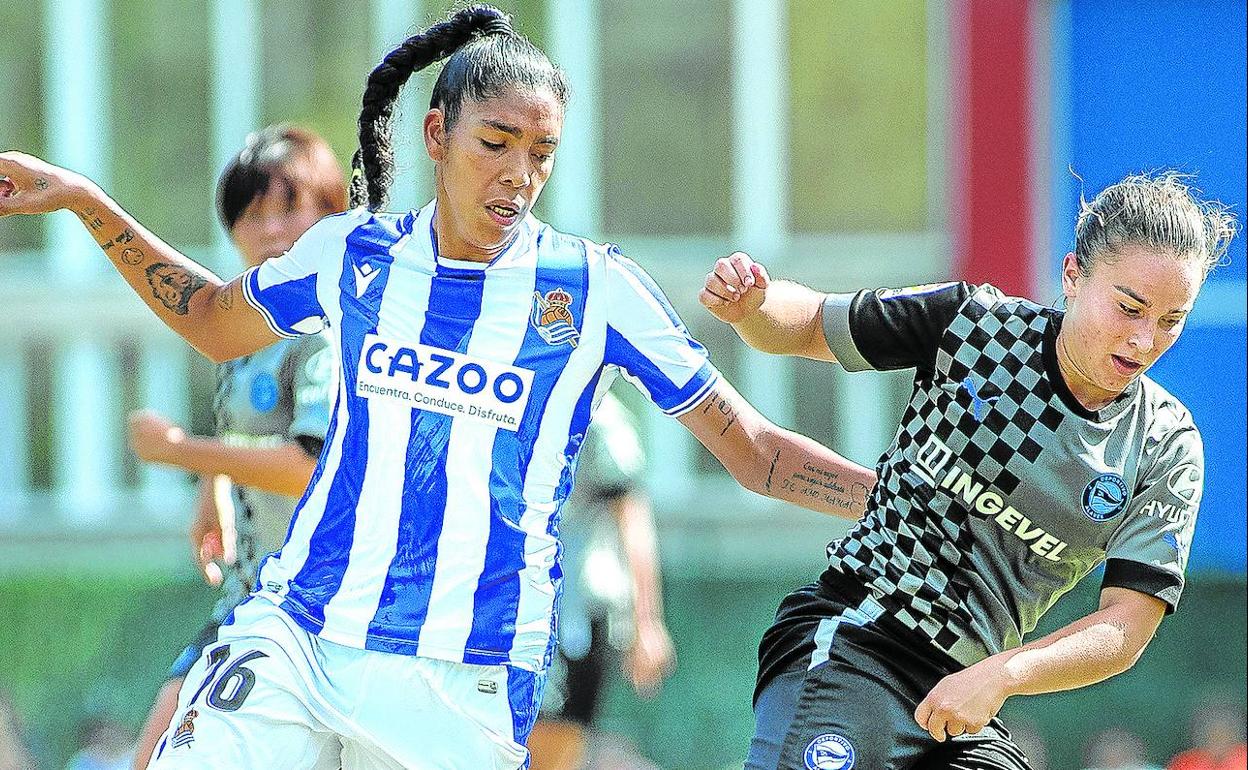 Sara Carrillo pugna con una jugadora de la Real Sociedad en la final de la Euskal Kopa disputada el pasado domingo. 