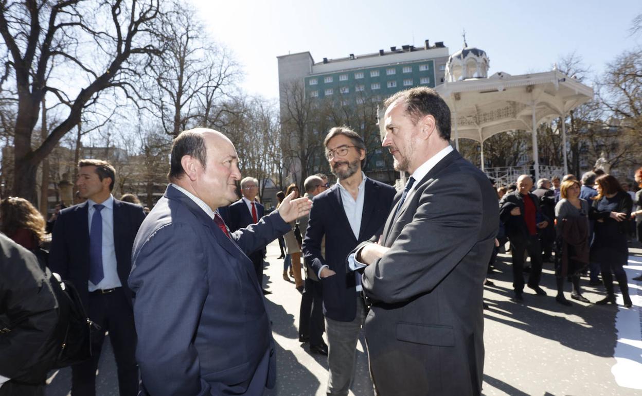 Iturgaiz augura que la coalición PNV-PSE va a ser «eterna»