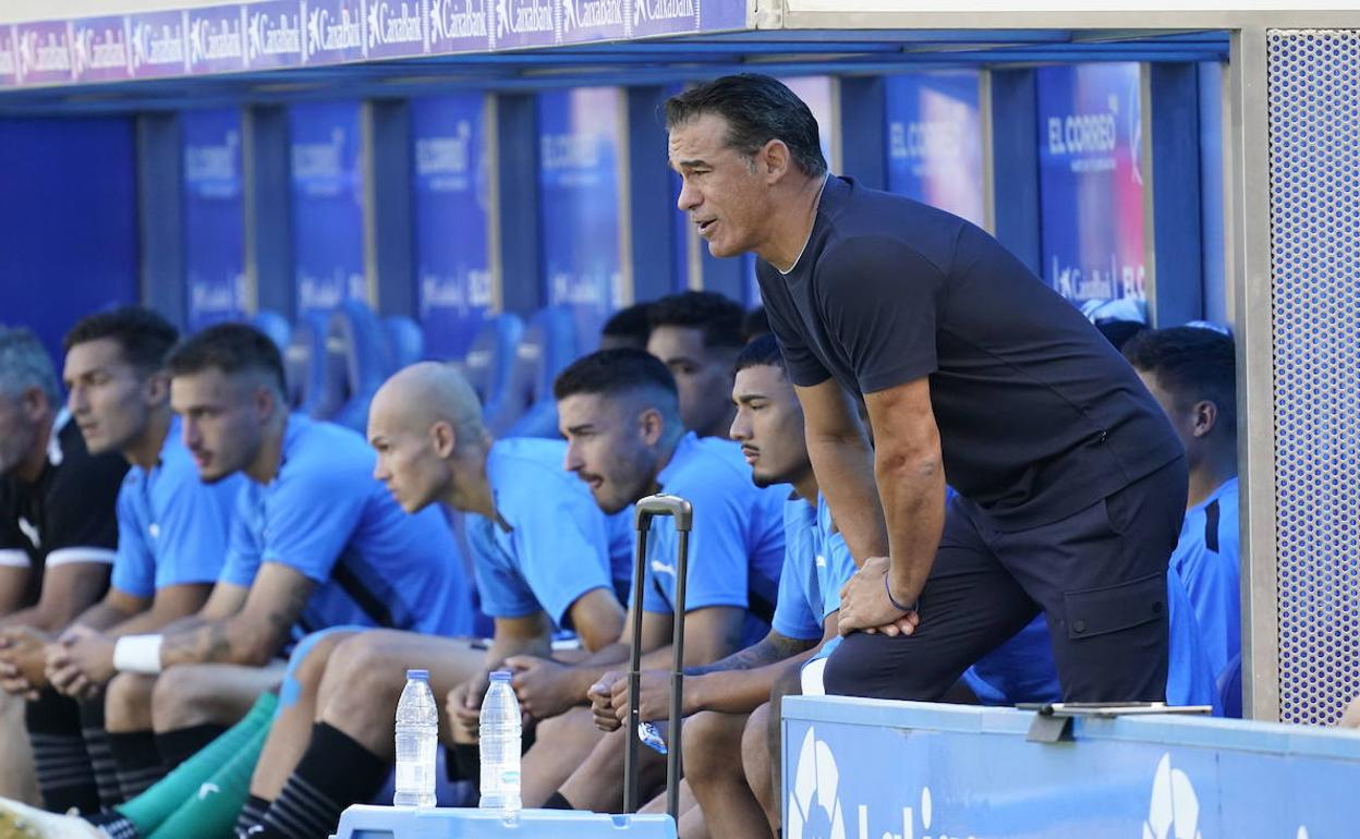 Luis García, pensativo en el banquillo en el duelo contra Las Palmas. 