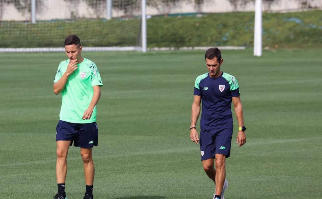 Ander Herrera, hoy en Lezama con el recuperador físico Xabier Clemente. 