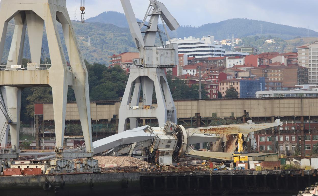 El derribo programado de una grúa de La Naval en Sestao sorprende a los  servicios de emergencias | El Correo