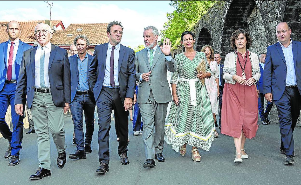 Urkullu alaba la labor «silenciosa» de la diáspora