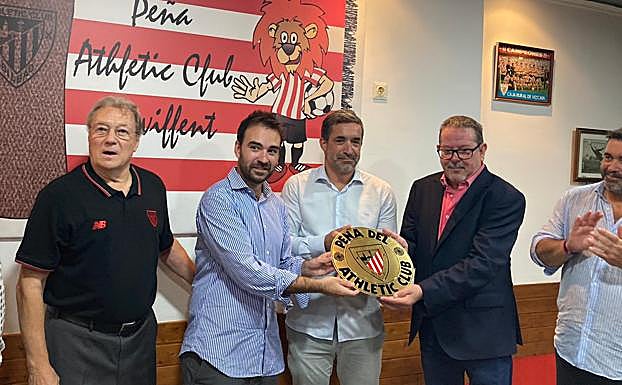 El alcalde de Crevillent, hincha del Athletic, inaugura la peña rojiblanca