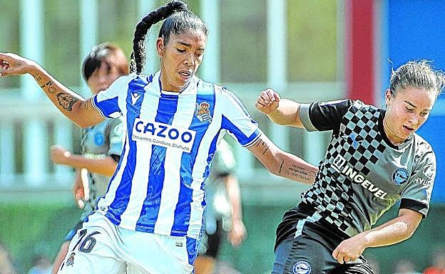 Sara Carrillo pugna con una jugadora de la Real Sociedad en la final de la Euskal Kopa disputada el pasado domingo. 