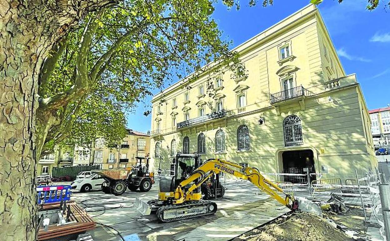 Una excavadora trabaja en la zona.