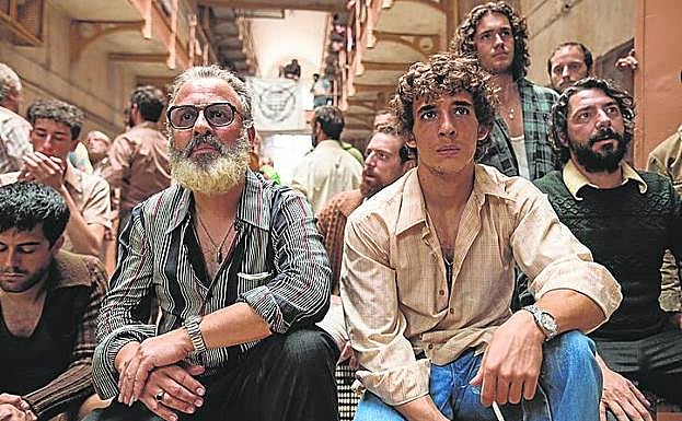 Javier Gutiérrez y Miguel Herrán en 'Modelo 77'. 