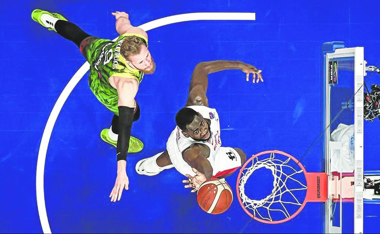 Usman Garuba se dispone a culminar una canasta ante el lituano Brazdeikis