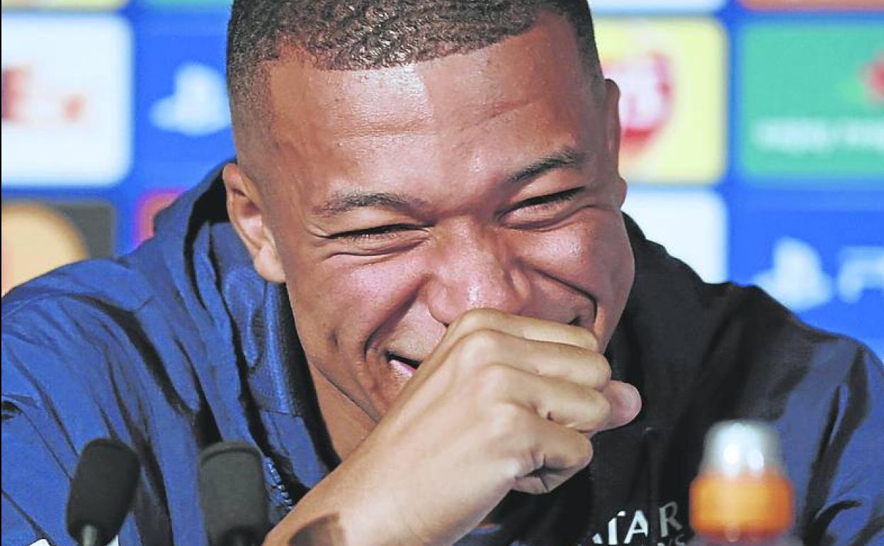 Kylian Mbappé se ríe del cambio climático en una rueda de prensa. 