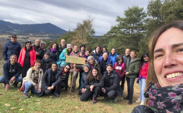 Vanessa Sánchez, en un 'selfie' con uno de los grupos durante una de las rutas. 