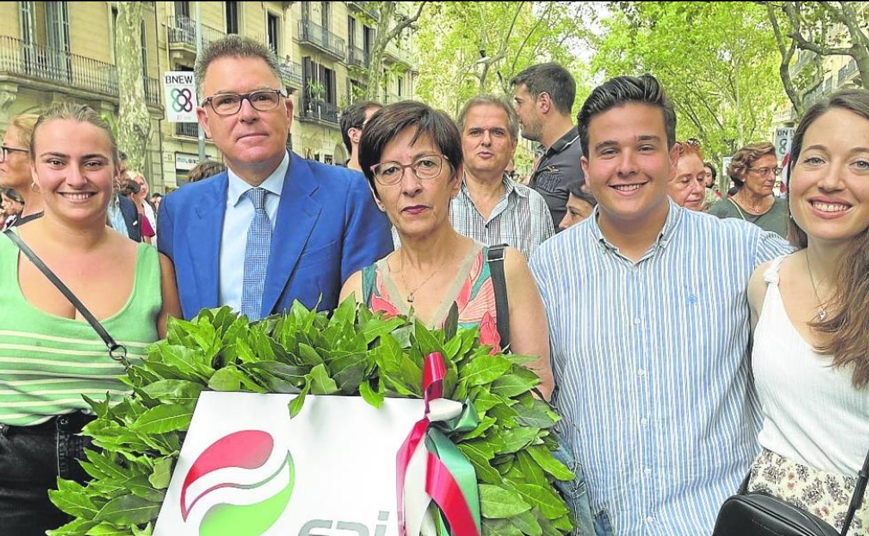 Los senadores jeltzales Landa y Beltrán de Heredia, con miembros de EGI en la ofrenda floral.