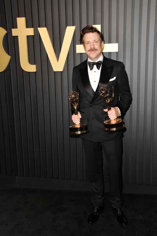 El actor estadounidense Jason Sudeikis posa con los Emmy por 'Ted Lasso'