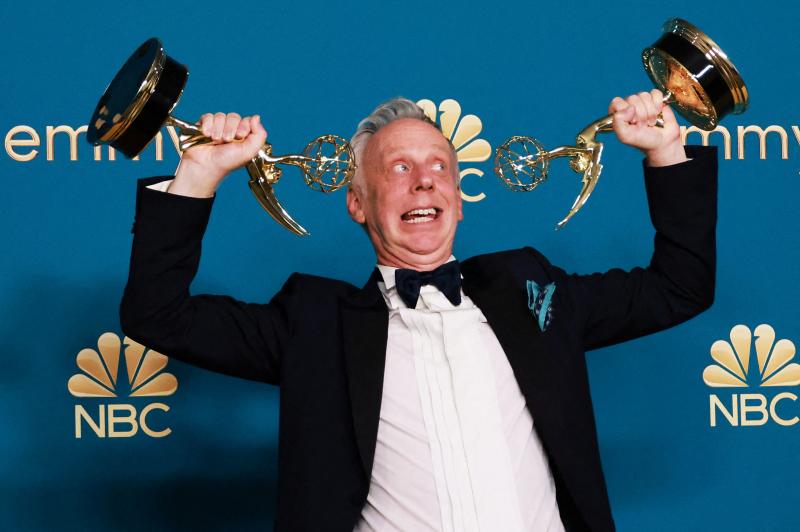 Mike White posa con sus premios por 'The White Lotus'