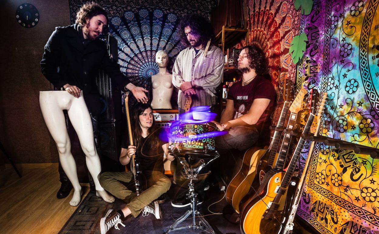 La banda alavesa Entropía, en su local de ensayo.