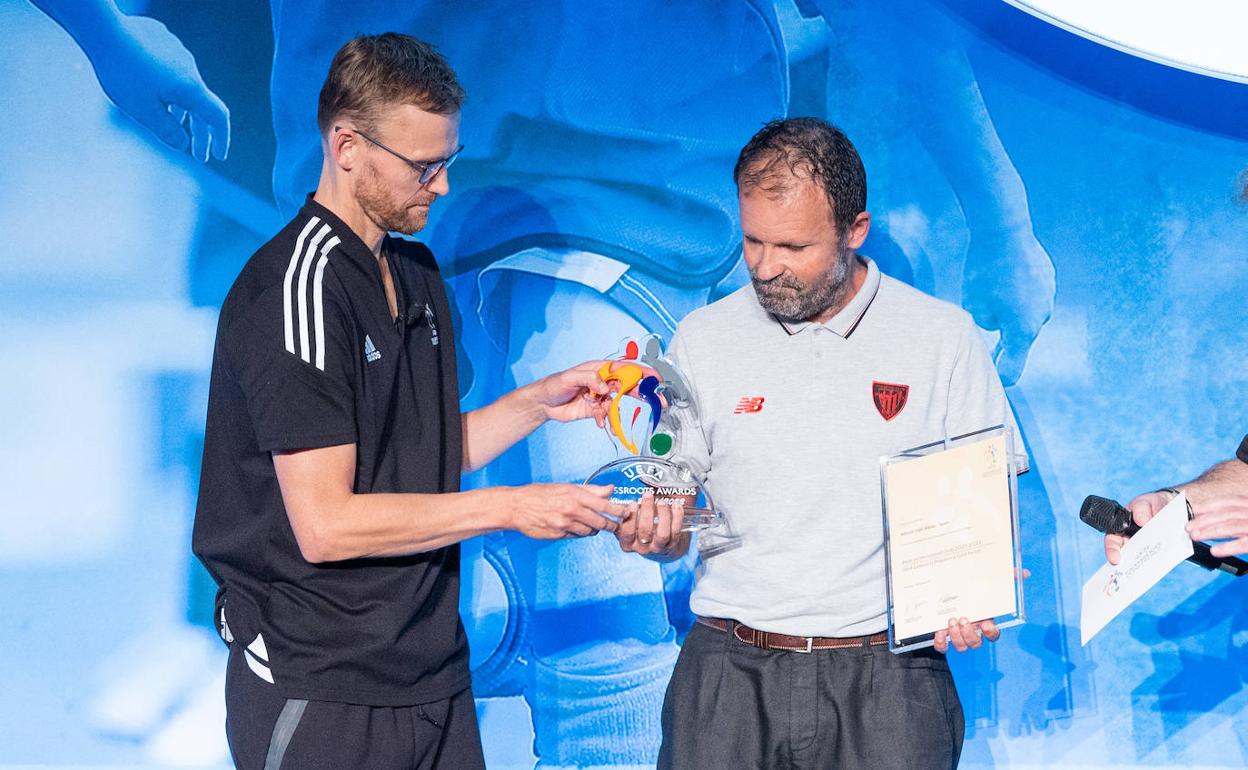 Iñaki Alonso recoge el premio concedido por la UEFA este miércoles en Madrid. 