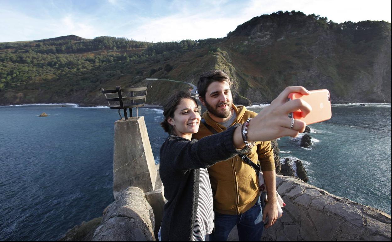 Bikote bat selfie bat ateratzen Gaztellugatxeko Donienen, 'Juego de Tronos'en arrakasta dela eta.