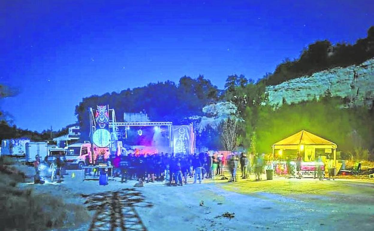 Vista del recinto con el escenario y la barra instalados.