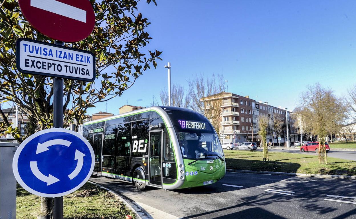 Un autobús del BEI, a lo largo de su recorrido.