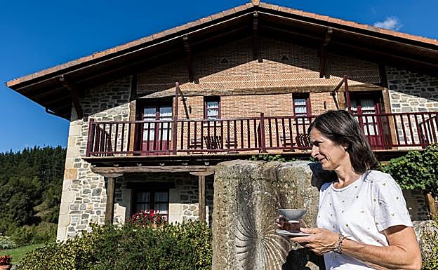 Un café ante la fachada de Etxegorri.