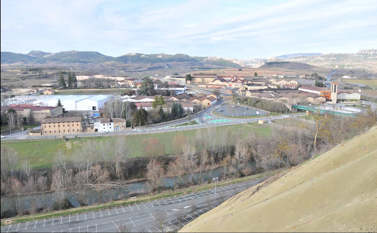 Vista del Barrio de la Estación desde la ladera de La Atalaya por donde discurrirá el trazado del futuro ascensor inclinado que proyecta el Consistorio jarrero. 