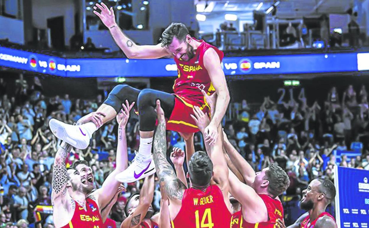 Rudy fue manteado durante la celebración del pase a la final