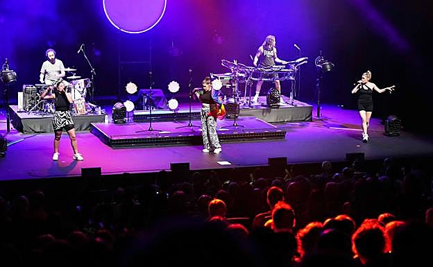 El quinteto en 'Pano corado', con la bandera LGTBI.