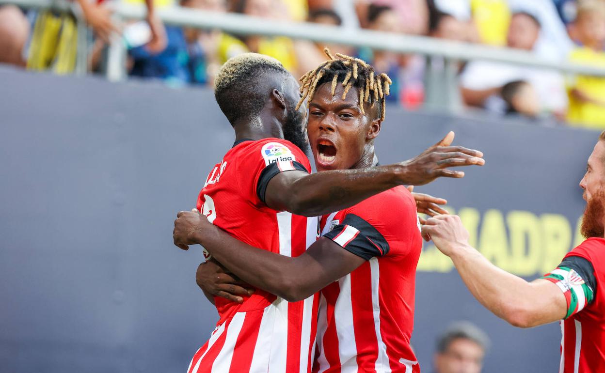 Los hermanos Williams se abrazan para celebrar el gol de Iñaki contra el Cádiz. 