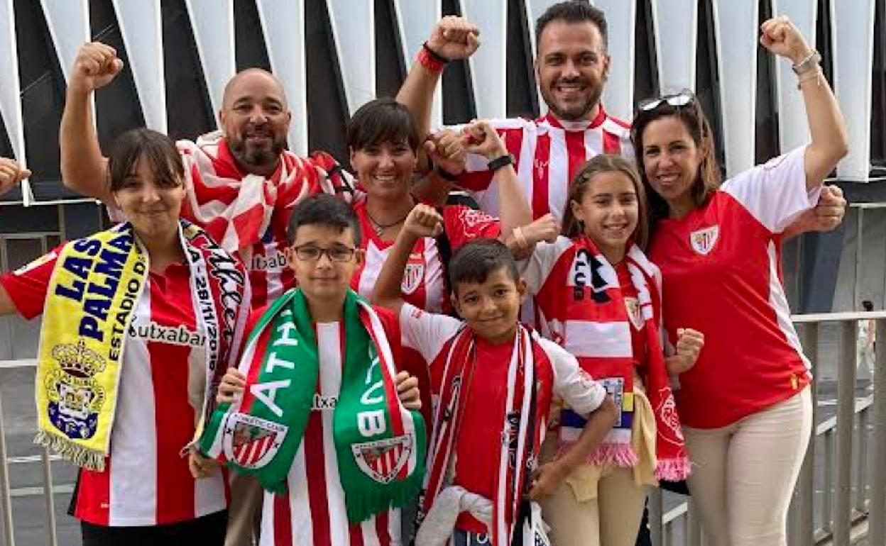 Gorka Pérez, con la bufanda verde, y su familia ante San Mamés antes del Athleitc-Rayo.