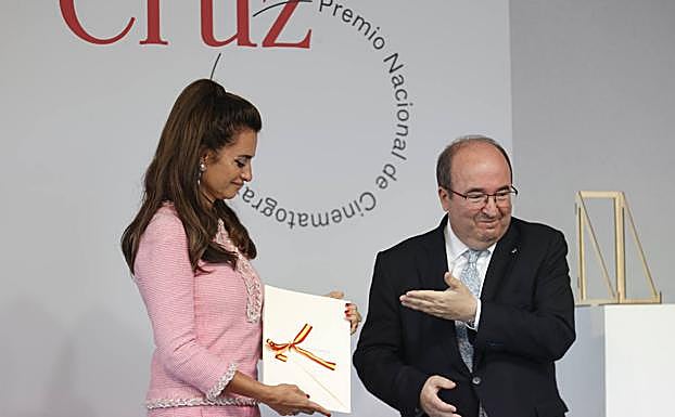 El ministro de Cultura Miquel Iceta entrega el galardón a Penélope Cruz.