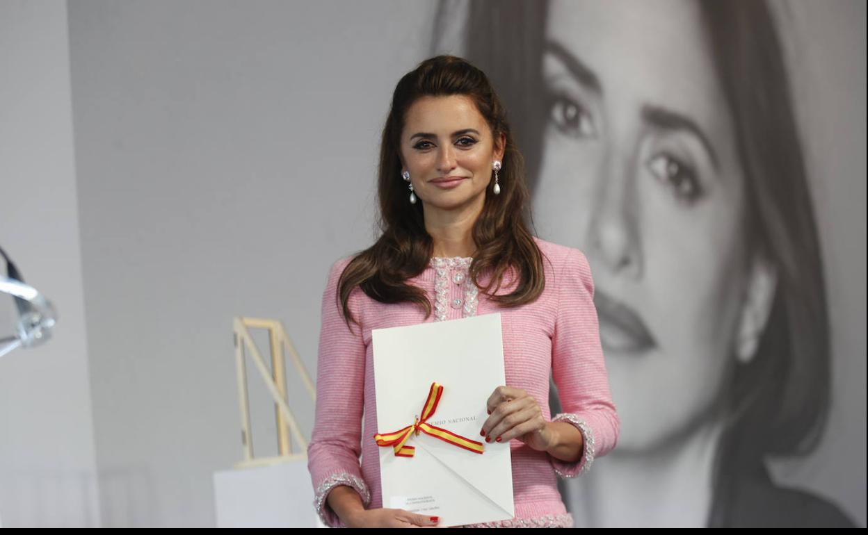 La actriz Penélope Cruz con el Premio Nacional de Cine en San Sebastián.