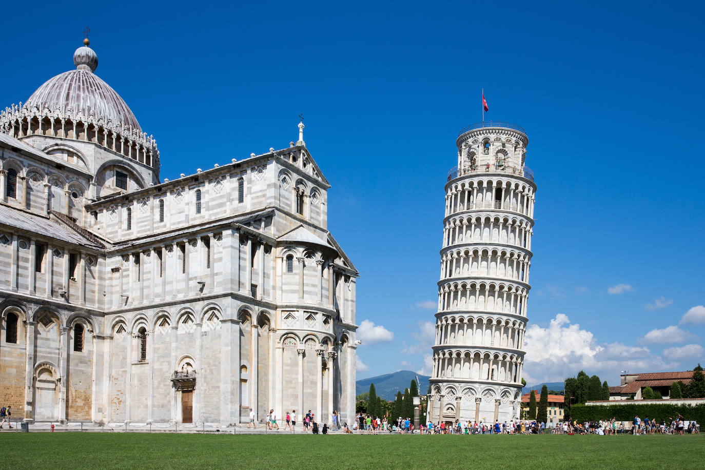 Pisa y su famosa torre atraen a millones de personas cada año.