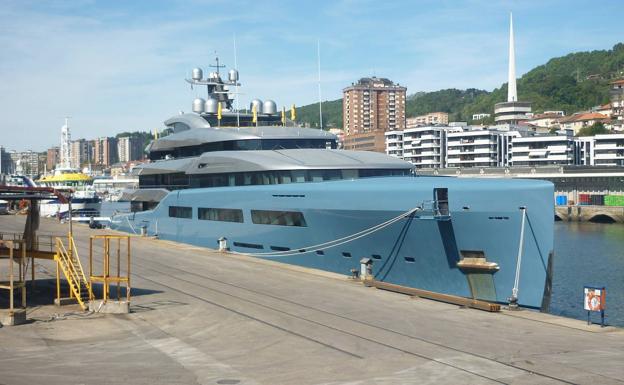 El megayate de Joe Lewis, atracado en el Puerto de Pasaia