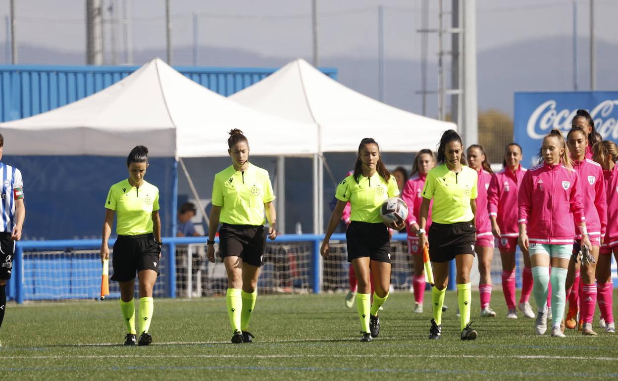 El equipo arbitral que dirigió el choque, al acceder al campo. 