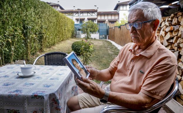 Eliseo sujeta con cariño la foto de su esposa en su casa de Murgia. 