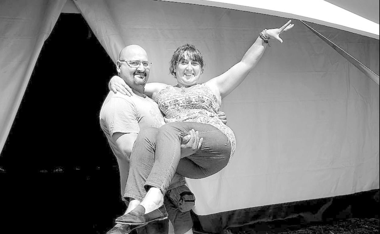 Ante la carpa. Justo levanta a Mari Mar delante del Gran Circo Holiday.