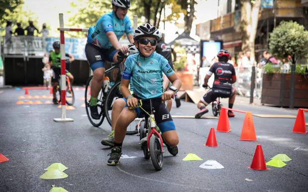 Los ciclistas han tomado la Gran Vía. 