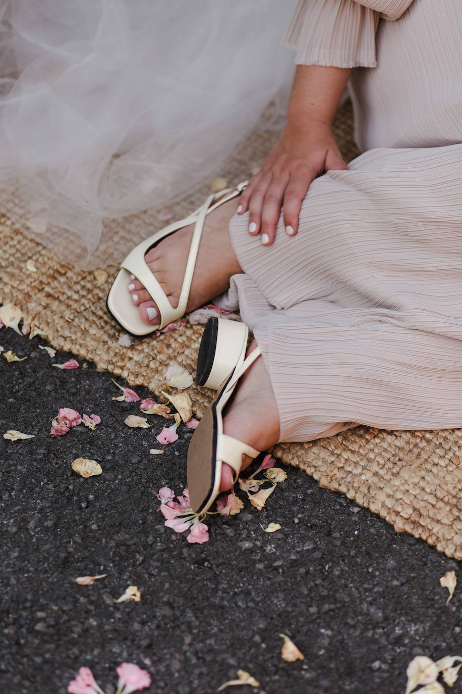 Fotos: Nerea, la novia vizcaína que brilló en su boda con un vestido que nos transporta a los años 40