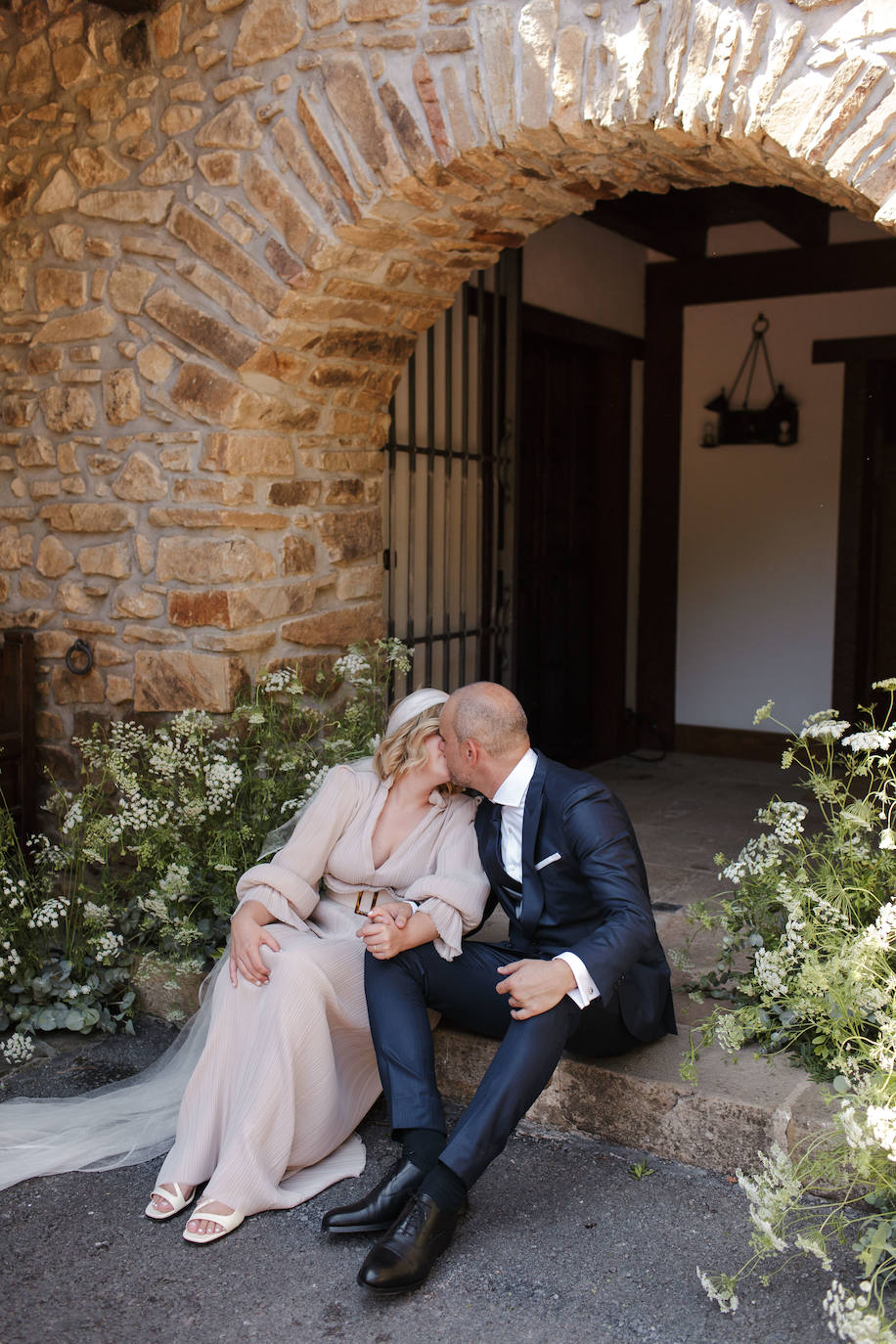 Fotos: Nerea, la novia vizcaína que brilló en su boda con un vestido que nos transporta a los años 40