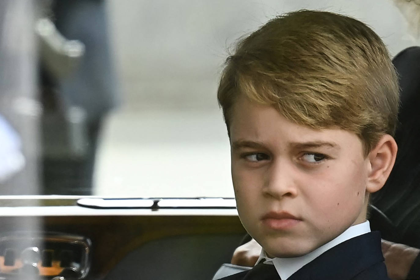 El príncipe Jorge, en el coche que acompaña al cortejo fúnebre.