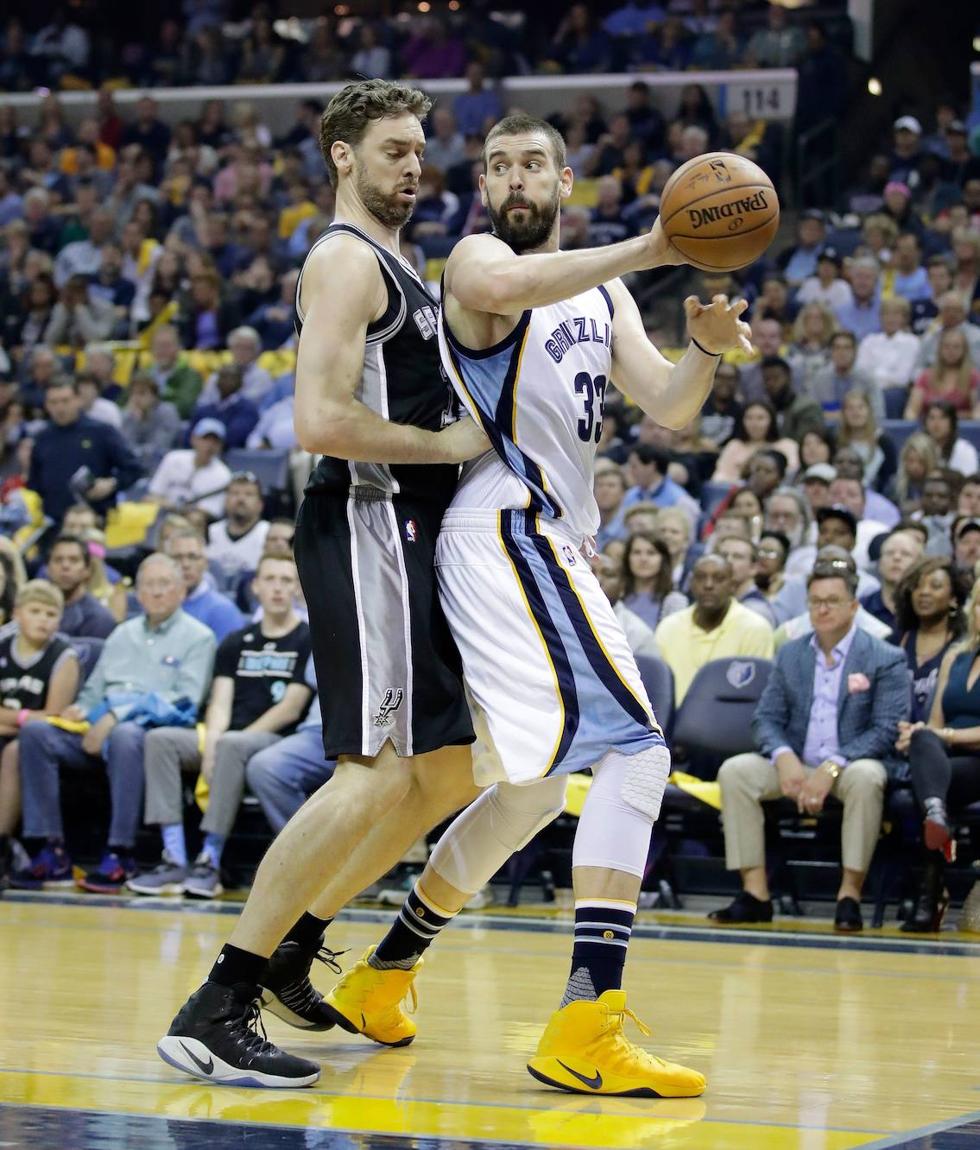 Los hermanos Gasol durante la etapa que compartieron en la NBA. Pau en los Spurs y Marc en los Grizzlies. 