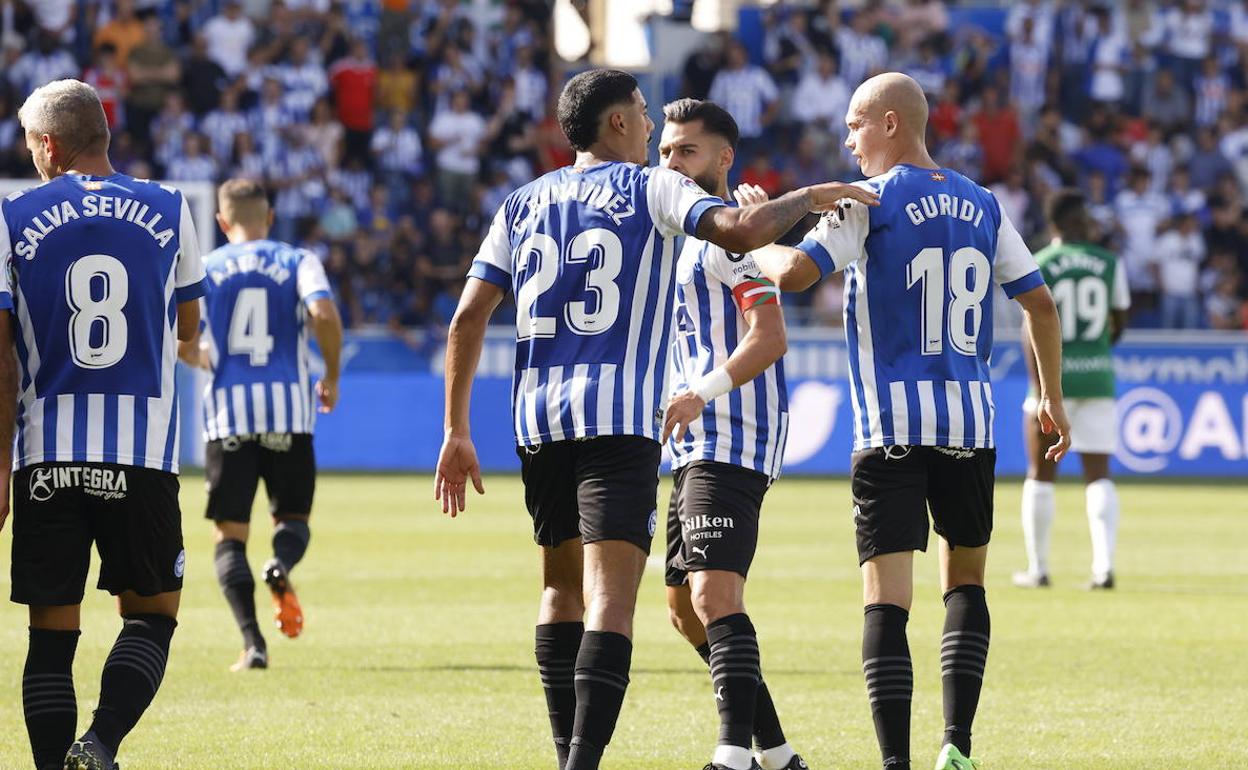 Varios jugadores albiazules, en el duelo del pasado domingo contra el Huesca. 