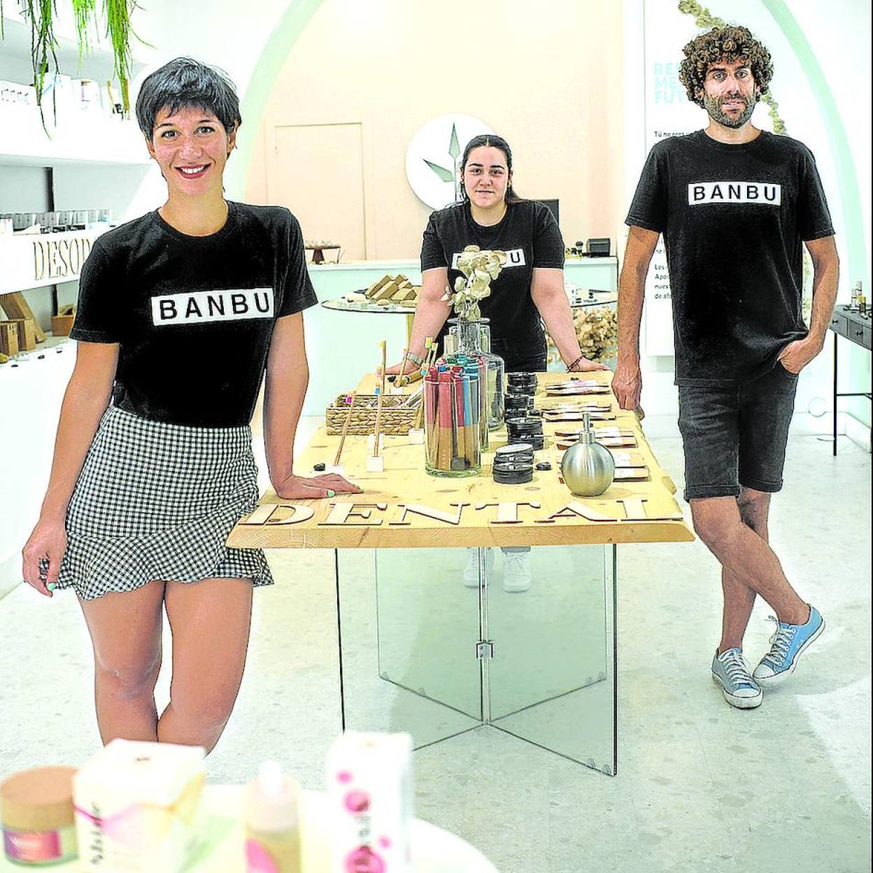 Díez, a la izquierda, y Folgueira posan junto a Alba, una de sus empleadas en la tienda de Bilbao. 