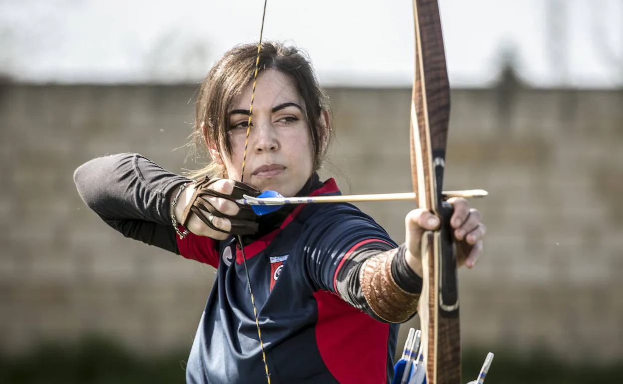 Ainhoa Santamaría ensaya con el arco en un entrenamiento en Vitoria.