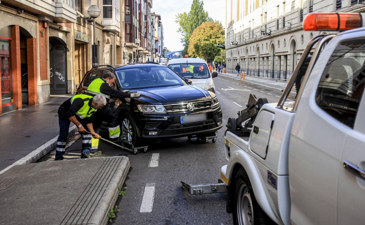 La grúa retira un vehículo en una céntrica calle de la capital alavesa.