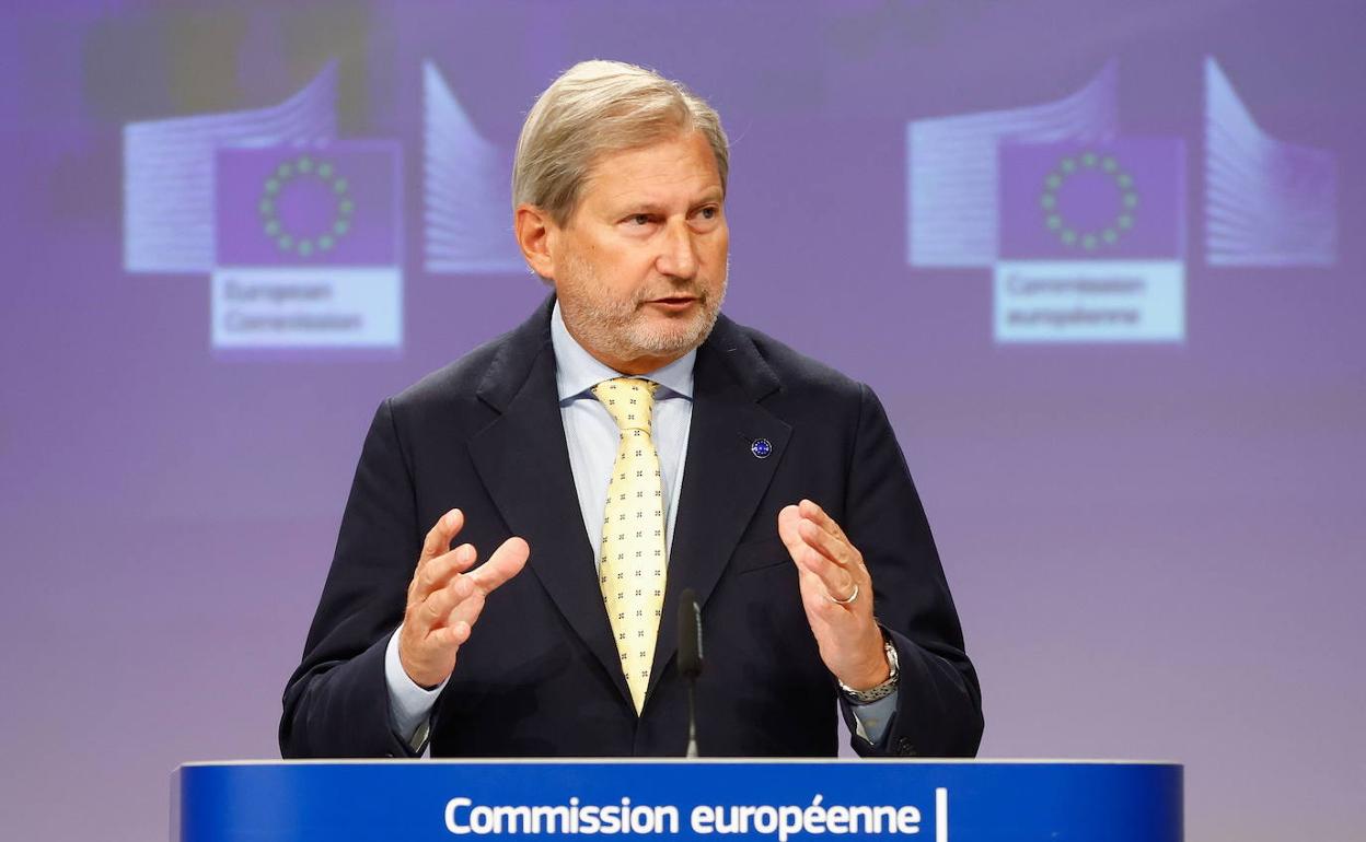 El comisario del Presupuesto europeo, Johannes Hahn, el domingo en Bruselas.