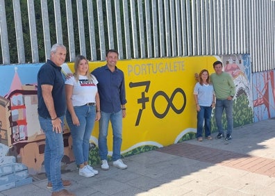 Imagen secundaria 1 - El mural desde su parte superior, y algunos detalles. Sobre estas líneas, las artistas junto al alcalde Mikel Torres y miembros de la corporación municipal. 